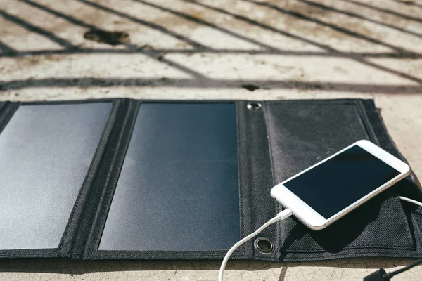 Cep telefonu güneş panelinden şarj oluyor