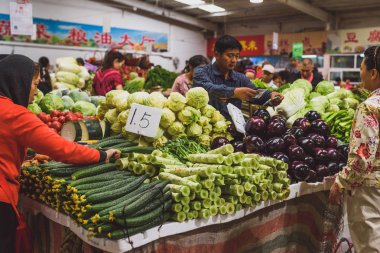 Sokak pazarları, yemek ve geleneksel Çin yemekleri yiyin. Bu sokak pazarları çok otantik ve geleneksel