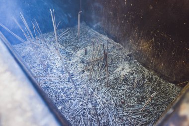 Tapınakta incenses yanmak