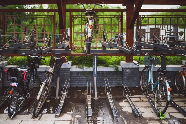 Muitas bicicletas no estacionamento — Fotografia de Stock