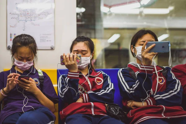 Yolcular, cep telefonları, Pekin metrosu, Çin kullanın