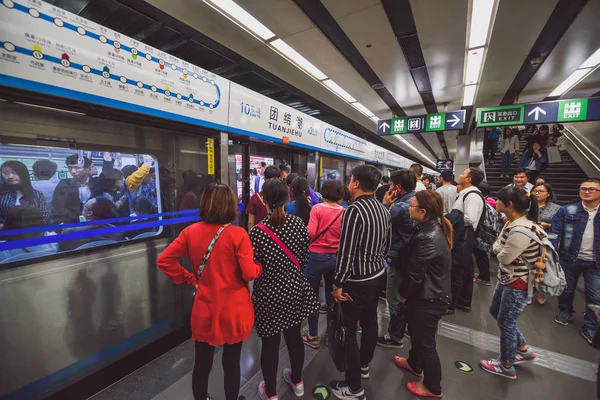 Crowded metrô trem em Pequim metro — Fotografia de Stock