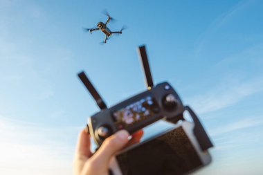 Mavi gökyüzü ve el holding denetleyicisi ile smartphone karşı robot