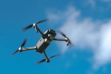 Mavi bulutlu gökyüzü karşı robot, yakın çekim