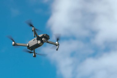 Mavi bulutlu gökyüzü karşı robot, yakın çekim