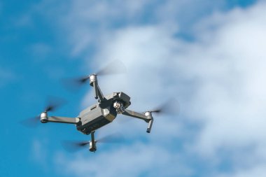 Mavi bulutlu gökyüzü karşı robot, yakın çekim