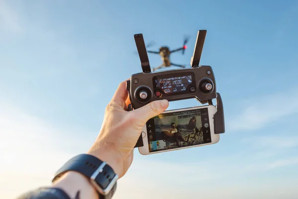 Drone Contra Cielo Azul Controlador Mano Con Teléfono Inteligente —  Fotos de Stock