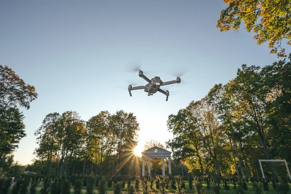 Drone Ellen Blue Sky Repül Zöld Fák — Stock Fotó
