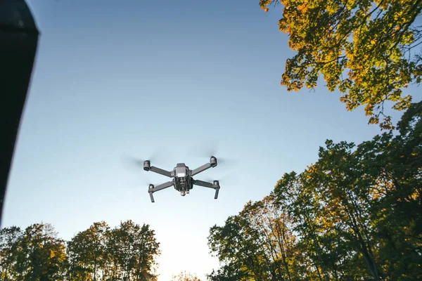 Drone Tegen Blauwe Hemel Vliegen Groene Bomen — Stockfoto