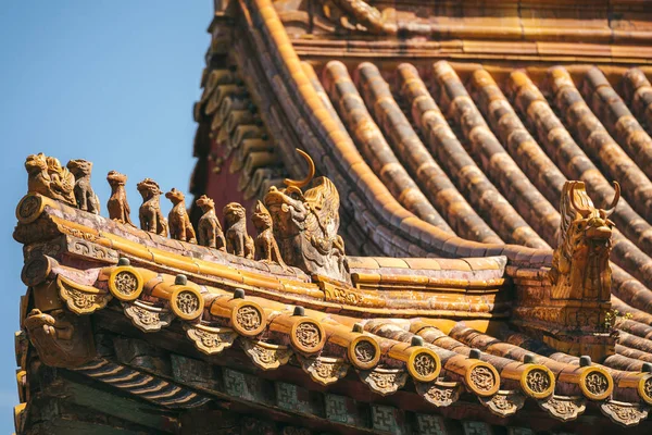 Roof Guardians on hall building — Stock Photo, Image