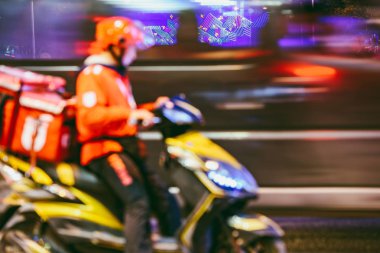 Geceleri sokak görünümü