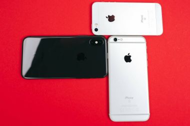 Ağaç elma iPhones kırmızı zemin üzerine
