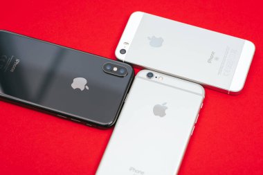 Ağaç elma iPhones kırmızı zemin üzerine