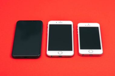 Ağaç elma iPhones kırmızı zemin üzerine