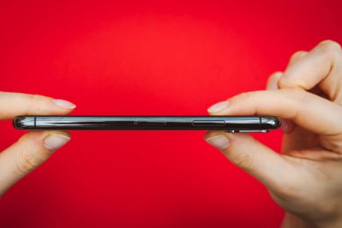 Yeni bir Apple Iphone X amiral gemisi akıllı telefon elinde tutan