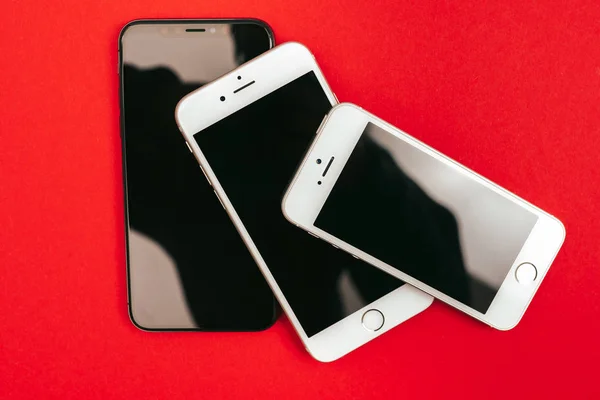 Дерево Apple iphone на червоному тлі — стокове фото