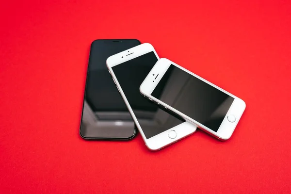 Arbre Apple iPhone sur fond rouge — Photo