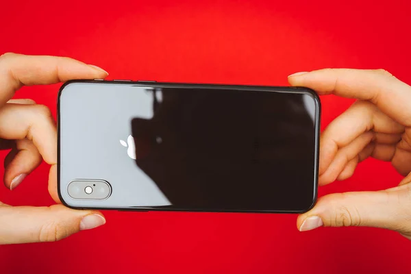 Tenant dans les mains un nouveau smartphone phare Apple Iphone X — Photo