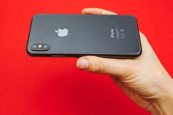 ถือในมือใหม่ Apple Iphone X ธงสมาร์ทโฟน — ภาพถ่ายสต็อก