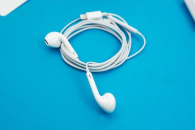 Mavi arka plan üzerinde Apple kulaklık