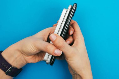 Yeni bir Apple ipphone X, iphone Se ve iphone 6s elinde tutan