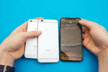 Yeni bir Apple ipphone X, iphone Se ve iphone 6s elinde tutan