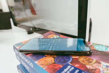 Yeni Apple Iphone X amiral gemisi smartphone üzerinde seyahat kitap yerleştirilir