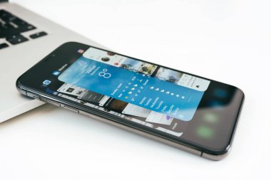 Yeni Apple Iphone X amiral gemisi smartphone beyaz masanın üzerine yerleştirilen