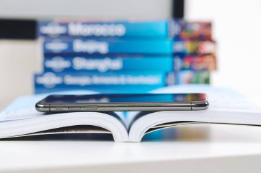 Yeni Apple Iphone X amiral gemisi smartphone üzerinde seyahat kitap yerleştirilir