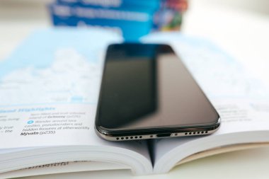 Yeni Apple Iphone X amiral gemisi smartphone üzerinde seyahat kitap yerleştirilir