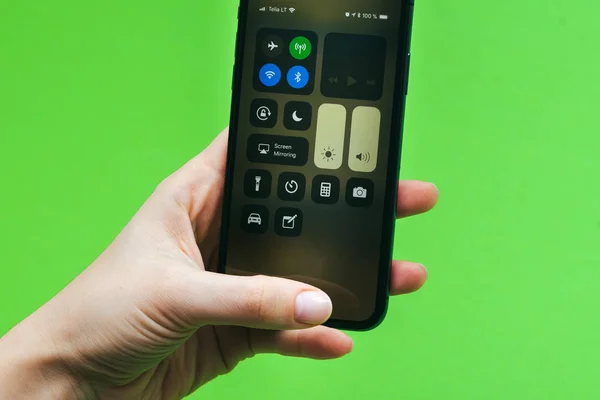 ถือในมือใหม่ Apple Iphone X ธงสมาร์ทโฟน — ภาพถ่ายสต็อก