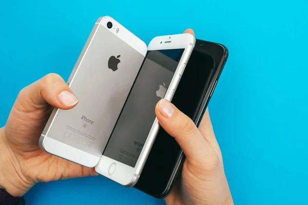 Holding in hands a new Apple iPphone X, iPhone SE and iPhone 6S — Stock Photo, Image