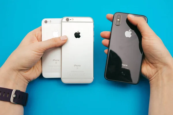 Держа в руках новый Apple iPphone X, iPhone SE и iPhone 6S — стоковое фото