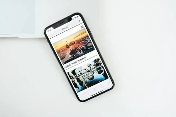 New Apple Iphone X flagship smartphone placed on white table — Stock Photo, Image