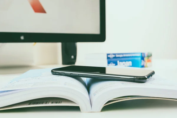 New Apple Iphone X flagship smartphone placed on travel book — Stock Photo, Image