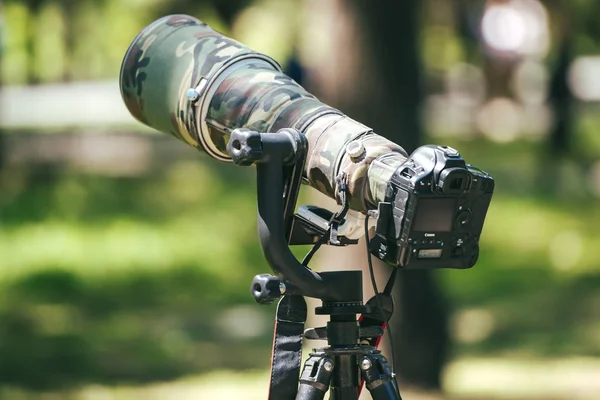 Câmera Canon com lente telefoto enorme — Fotografia de Stock