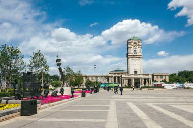 Beijing, Çin - 15 Mayıs 2016: Tianqiao sahne sanatları alan Pekin. Saat Kulesi ve Heykel Sergisi.