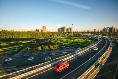 Beijing, Çin - 12 Mayıs 2016: Karayolu Pekin Havaalanı için. Airport Express tren penceresinden görünümü günbatımı Zamanı
