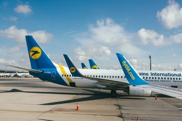 Самолёты Ukraine International Airlines — стоковое фото