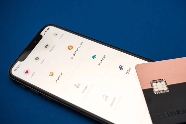 Revolut 카드의 근접 촬영 보기 — 스톡 사진