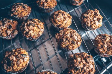 Top kek pişirme. Tatlı kek. Kek pişirme işlemi