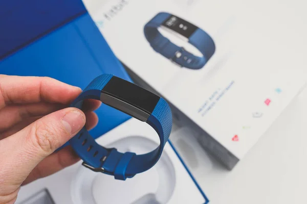 Unboxing Fitbit Charge 2 — Stockfoto