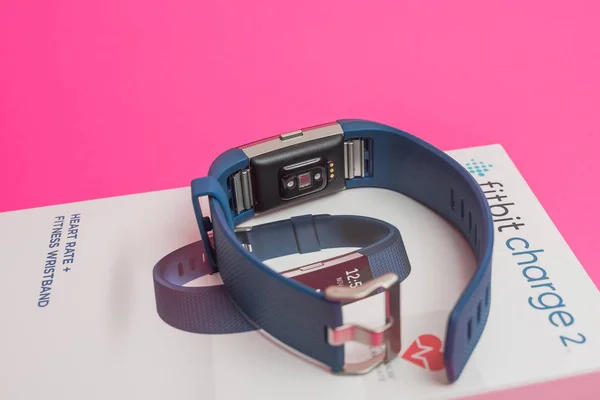 Распаковка Fitbit заряд 2 — стоковое фото
