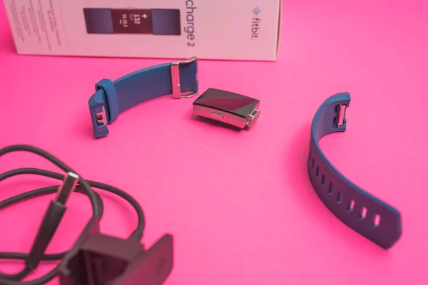 Распаковка Fitbit заряд 2 — стоковое фото