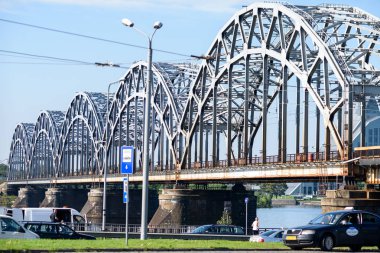 Riga, Letonya - 23 Ağustos 2016: Riga, Letonya'nın başkenti demiryolu Köprüsü