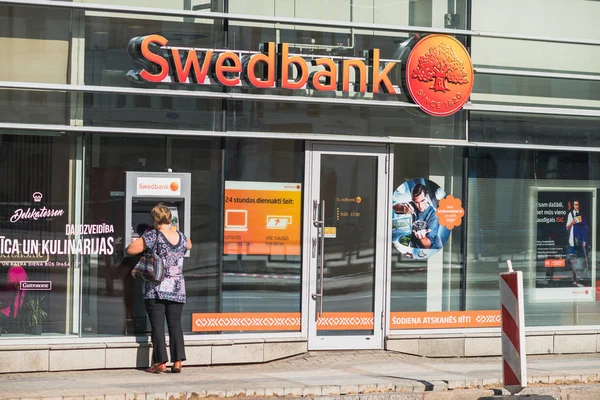Swedbank bank in Riga, Letland — Stockfoto