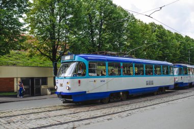 Riga, Letonya - 23 Ağustos 2016: Kamu ulaşım, Riga, güneşli yaz günü. Başkenti ve en büyük şehri Letonya Riga olduğunu
