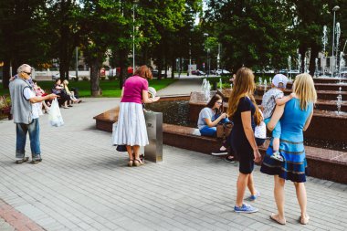 Riga, Letonya - 23 Ağustos 2016: Çeşme Riga tarihi kent.