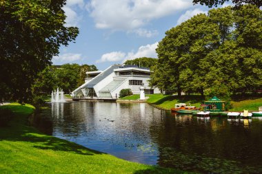 Riga, Letonya - 23 Ağustos 2016: Riga tarihi kent, güneşli yaz günü parkta
