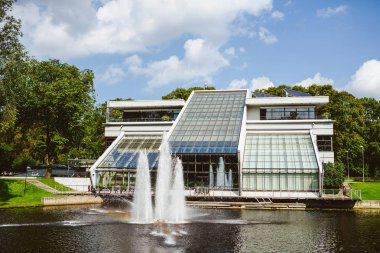 Riga, Letonya - 23 Ağustos 2016: Riga tarihi kent, güneşli yaz günü parkta